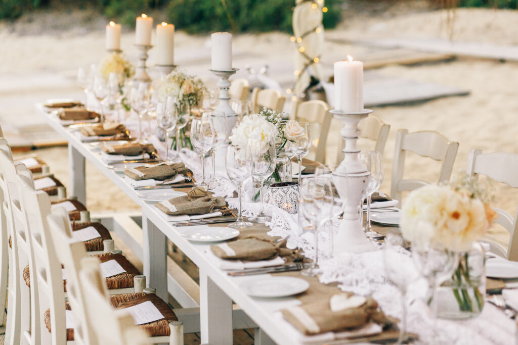 decoration table de diner de mariage à la plage